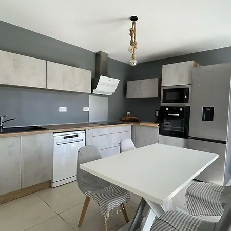 T3 Neuf Avec Terrasse Et Parking Proche - Fr-1-308-210 Le Lavandou