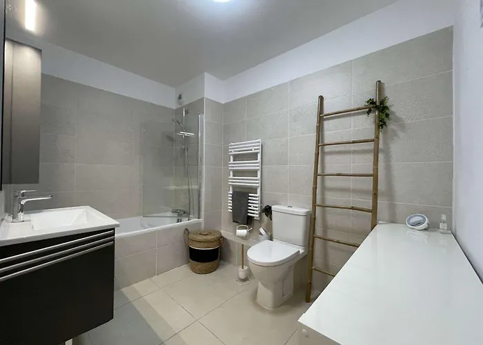 Apartman T3 Neuf Avec Terrasse Et Parking, Proche - Fr-1-308-210 Le Lavandou